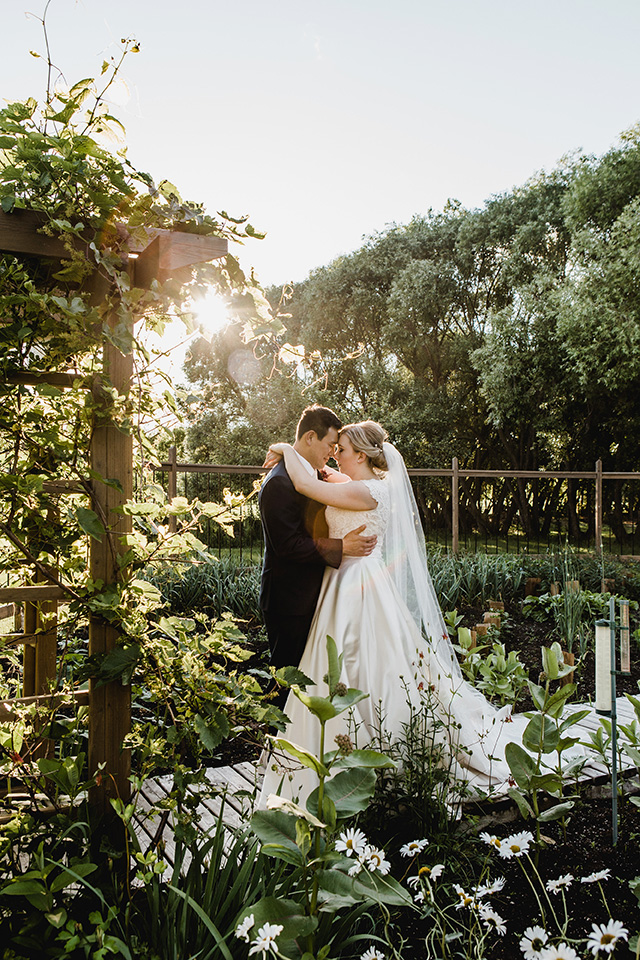 The garden is the perfect pllace for a wedding. It's just full of life, fertility and beauty.