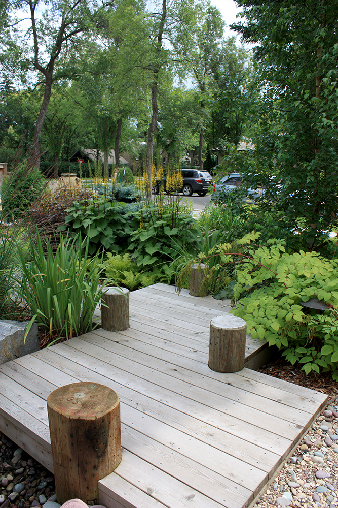 The dock-like deck floats over the dry creek.