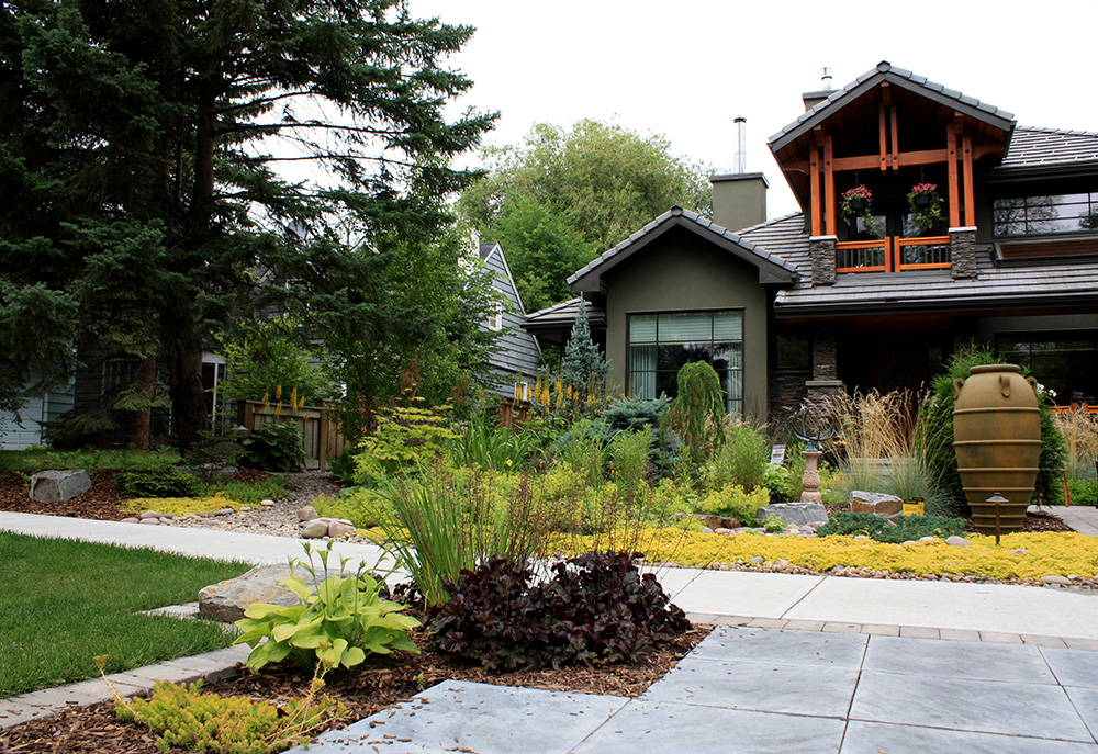 The garden extends to the boulevard.
